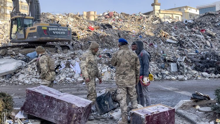 Askerin deprem görevine çıkması neden gecikti?
