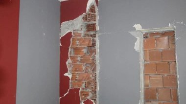 Batman'da 18 dairelik apartmanın patlayan kolonlarından tuğla çıktı