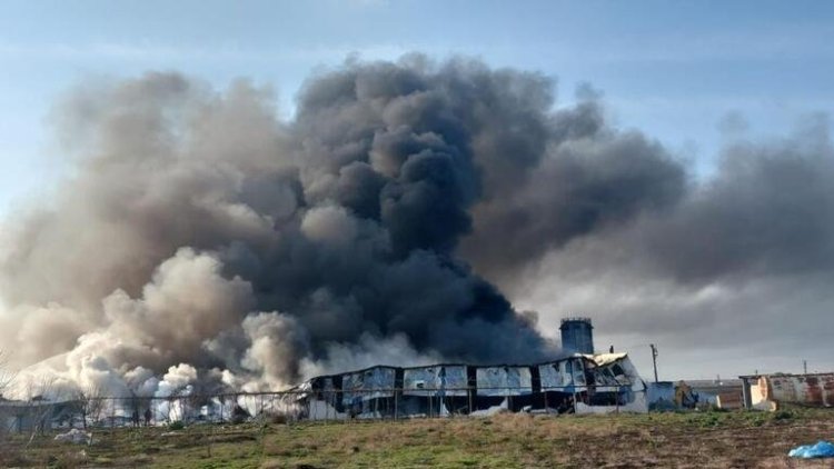 Cizre’de plastik fabrikasında yangın