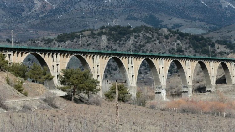 Adıyaman'daki 94 yıllık Alman Köprüsü depremde ayakta kaldı