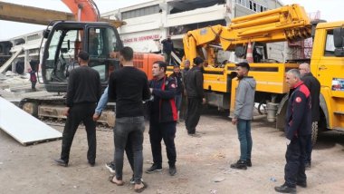 Depremde hasar alan metal fabrikası çöktü: Bir ölü, dört yaralı