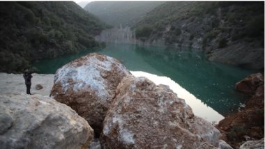Depremde iki dağ birleşti, doğal göl oluştu