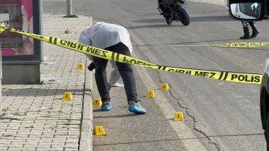 Boşanma aşamasında olduğu eşini öldürdü, evi ateşe verdi