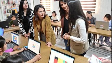 Alman Bakan'dan Ezidi Kürtlerin kaldığı kamplara ziyaret