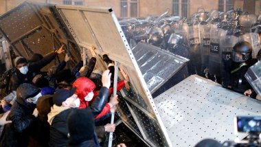 Gürcistan: Gösteciler parlamento binasını basmak istedi