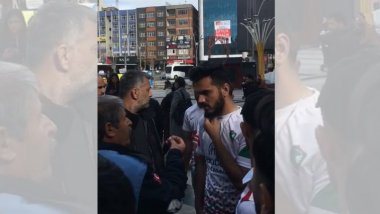 Amedspor formasıyla sokakta Kürtçe müzik yapan gençler engellendi