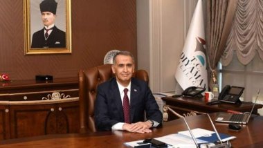 Depremin ardından protesto edilen Adıyaman Valisi istifa etti