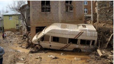 Bitlis'te sulama göleti patladı: Beldeyi sel aldı