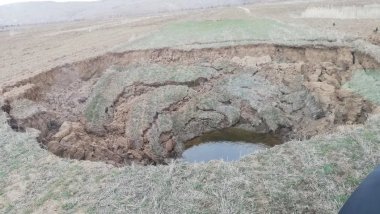 Sivas'ın Zara ilçesinde 15 metre çapında obruk oluştu