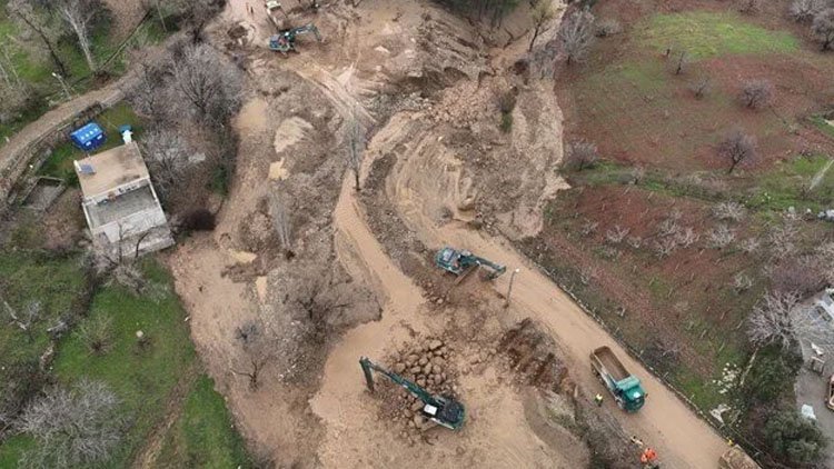 Adıyaman'da sel sularına kapılan anne ve 1,5 yaşındaki kızı aranıyor
