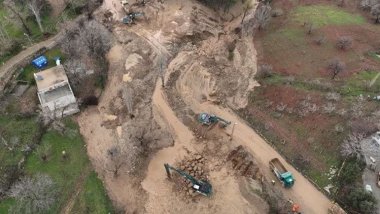 Adıyaman'da sel sularına kapılan anne ve 1,5 yaşındaki kızı aranıyor