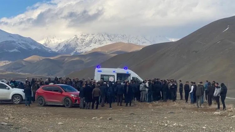 Hakkari'de bir kişi otomobilinde başından vurulmuş olarak bulundu