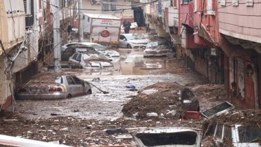 Urfa'da, 3 bin 200 kişi selden zarar gördü