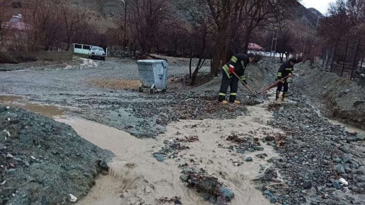 Erzincan'da sağanak taşkınlara neden oldu