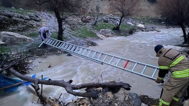 Dersim'de dere taşması sonucu 2 kişi mahsur kaldı