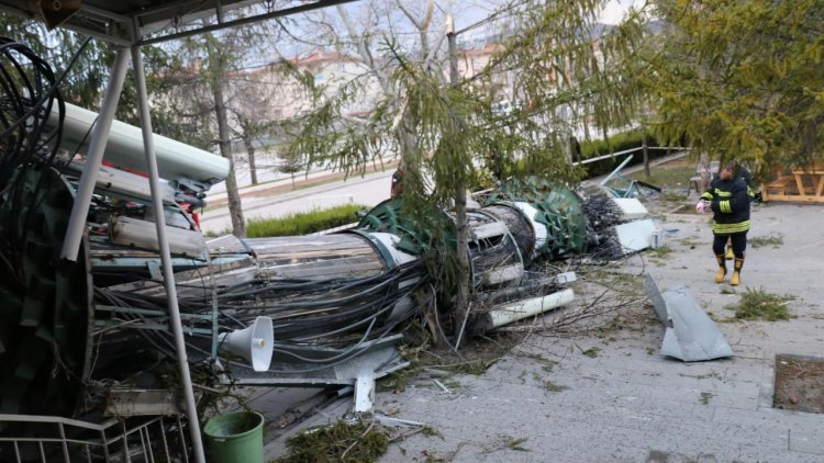 Erzincan'da şiddetli fırtına cami minaresini devirdi