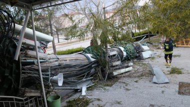 Erzincan'da şiddetli fırtına cami minaresini devirdi