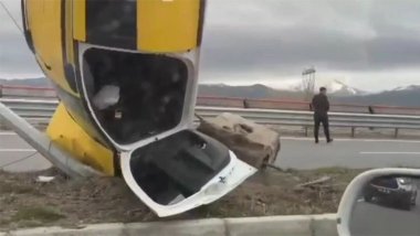 Elektrik direğine çarpan otomobil dik durdu