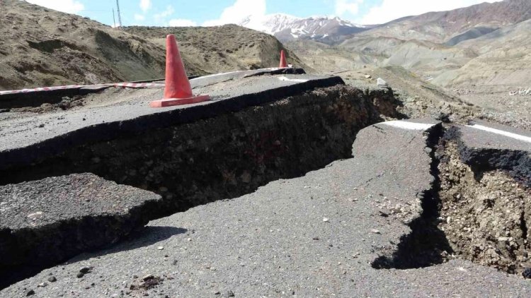 Bingöl'de heyelan: Köy yolu yarıldı