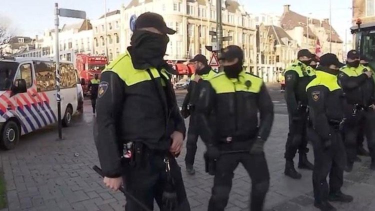 Hollanda parlamento binası bomba ihbarı nedeniyle boşaltıldı
