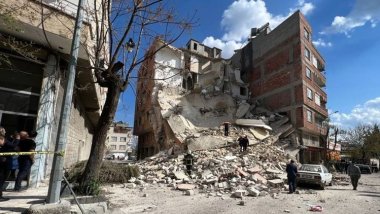 Kilis'te 5 katlı ağır hasarlı bina çöktü