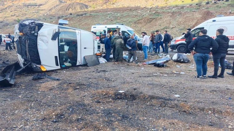 Şırnak'ta yolcu minibüsü devrildi: 8 yaralı