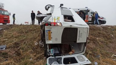 Van’da yolcu minibüsü devrildi: 12 yaralı