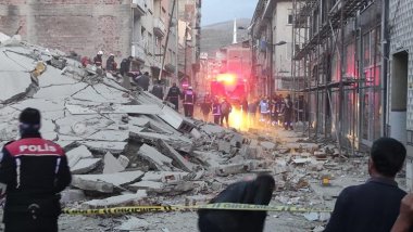 Malatya'da ağır hasarlı bina çöktü
