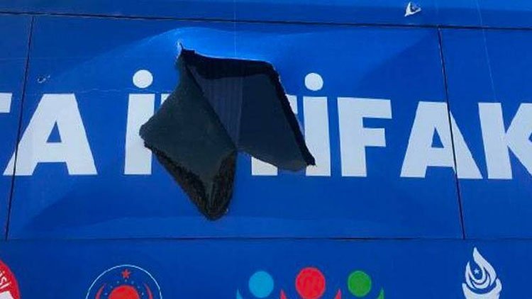 ATA İttifakı’nın otobüsüne taşlı saldırı