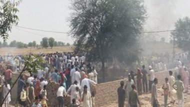 Savaş uçağı evin üzerine düştü: 3 ölü