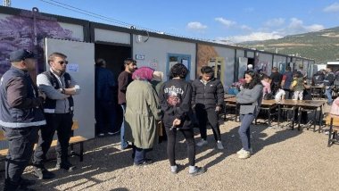 Deprem bölgesinde seçmeler sandık başına gitti