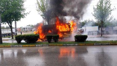 Van'da seyir halindeki minibüs yandı