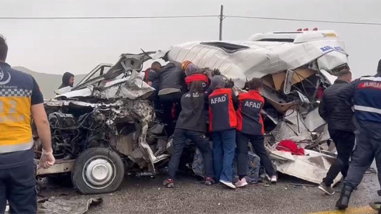 Sivas'ta TIR ile minibüs çarpıştı: Çok sayıda ölü ve yaralı var