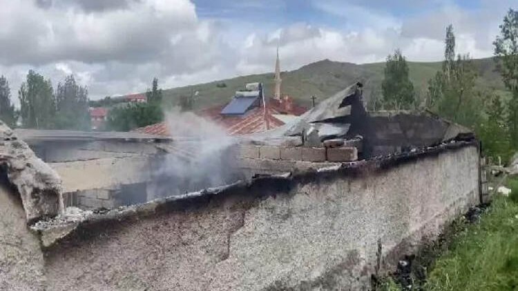 Köyde 6 farklı noktada yangın çıktı; 15 büyükbaş öldü, ev ve ahırlar yandı