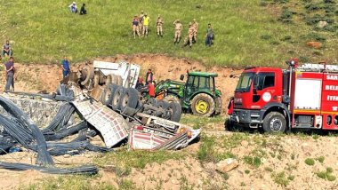 Kars'ta demir yüklü tır devrildi: 2 ölü