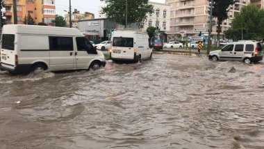Şiddetli sağanak etkili oldu: 6 ili sel vurdu