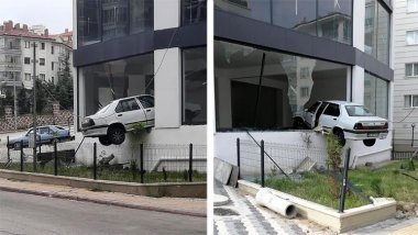 Kaldırıma çarpıp havalanan otomobil, binada asılı kaldı