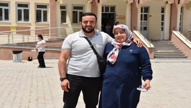 Hakkarili anne-oğul YKS sınavına birlikte girdi