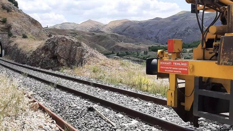 Elazığ'da yük treninin çarptığı 2 işçi ağır yaralandı