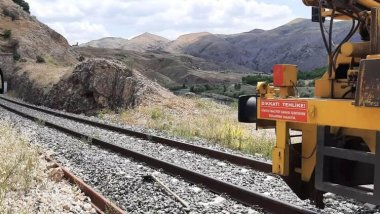 Elazığ'da yük treninin çarptığı 2 işçi ağır yaralandı