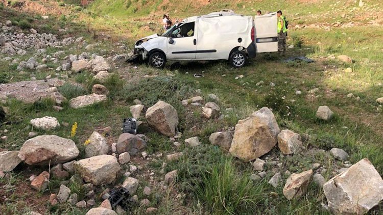 Ağrı'ya düğüne giderken kaza yaptılar: 9 yaralı