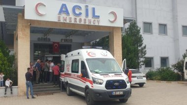 Babasının kullandığı traktörün altında kalan çocuk yaşamını yiirdi