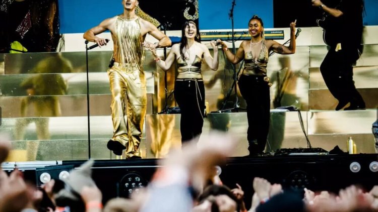 Danimarkalı Kürt popstar on binlerce kişiye halay çektirdi