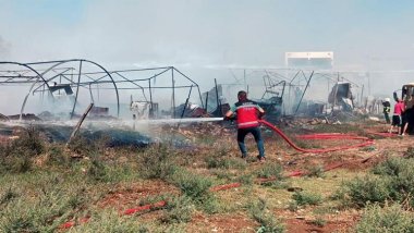Hatay'da çadırkentte yangın: 50 çadır küle döndü