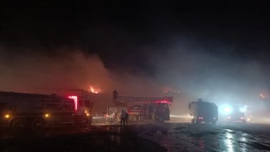 Van Saman Pazarı’nda yangın: En az 12 dükkan küle döndü