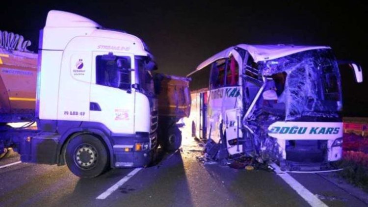 Kars otobüsü makas attığı söylenen tır ile çarpıştı: 18 yaralı
