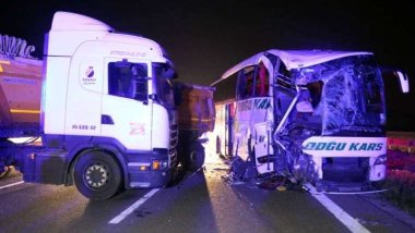Kars otobüsü makas attığı söylenen tır ile çarpıştı: 18 yaralı