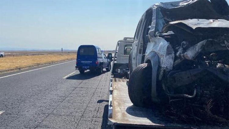 Diyarbakır'da hafif ticari araç şarampole devrildi: 2'si çocuk 8 ağır yaralı