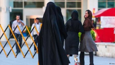 İran'da başörtüsü devriyesi: Polisler uyaracak, mahkemeye taşınacak