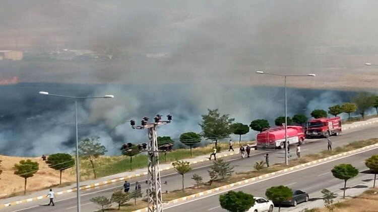 Van'da buğday tarlasında yangın